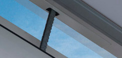 Le servomoteur des fenêtres pour toits plats est installé dans l'ouvrant