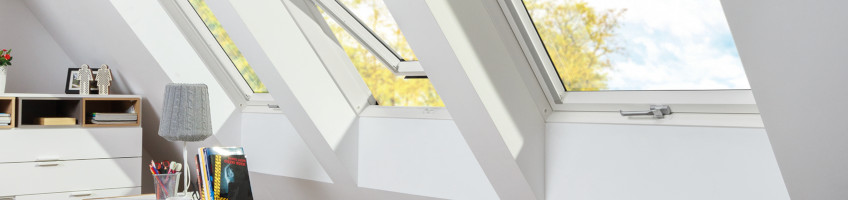 Fenêtre à rotation avec ventilation à plus haut débit bois naturel et blanc